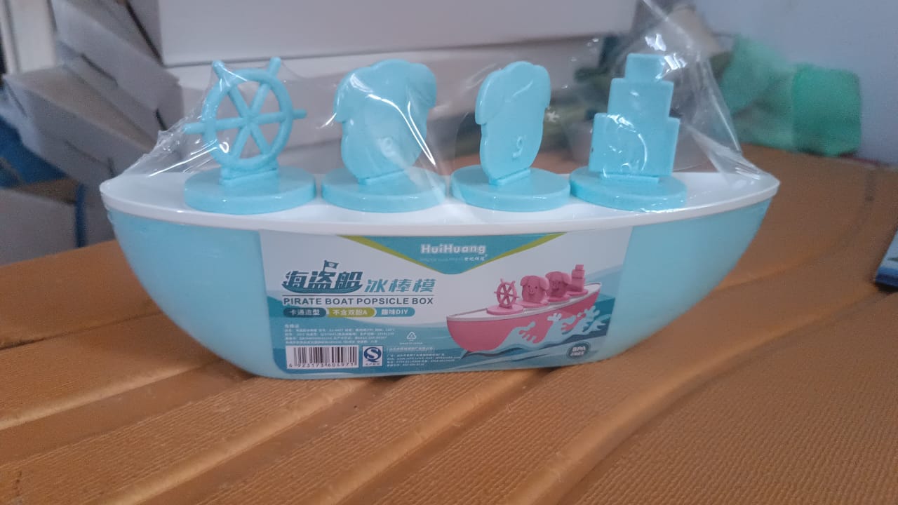 creative-boat-shaped-ice-cream-mould-with-cute-piggy
