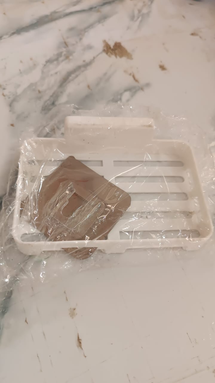self-adhesive-wall-mount-plastic-soap-dish-with-drain-slots