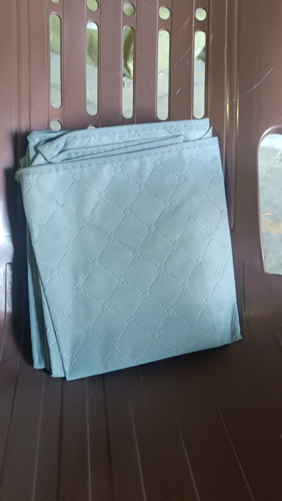 clothes-storage-bag-with-zipper-handles