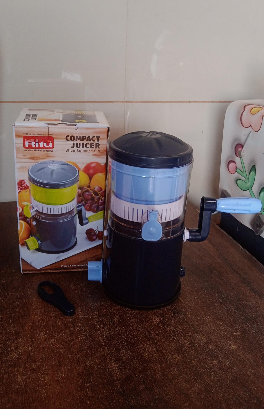 hand-operated-compact-manual-juicer