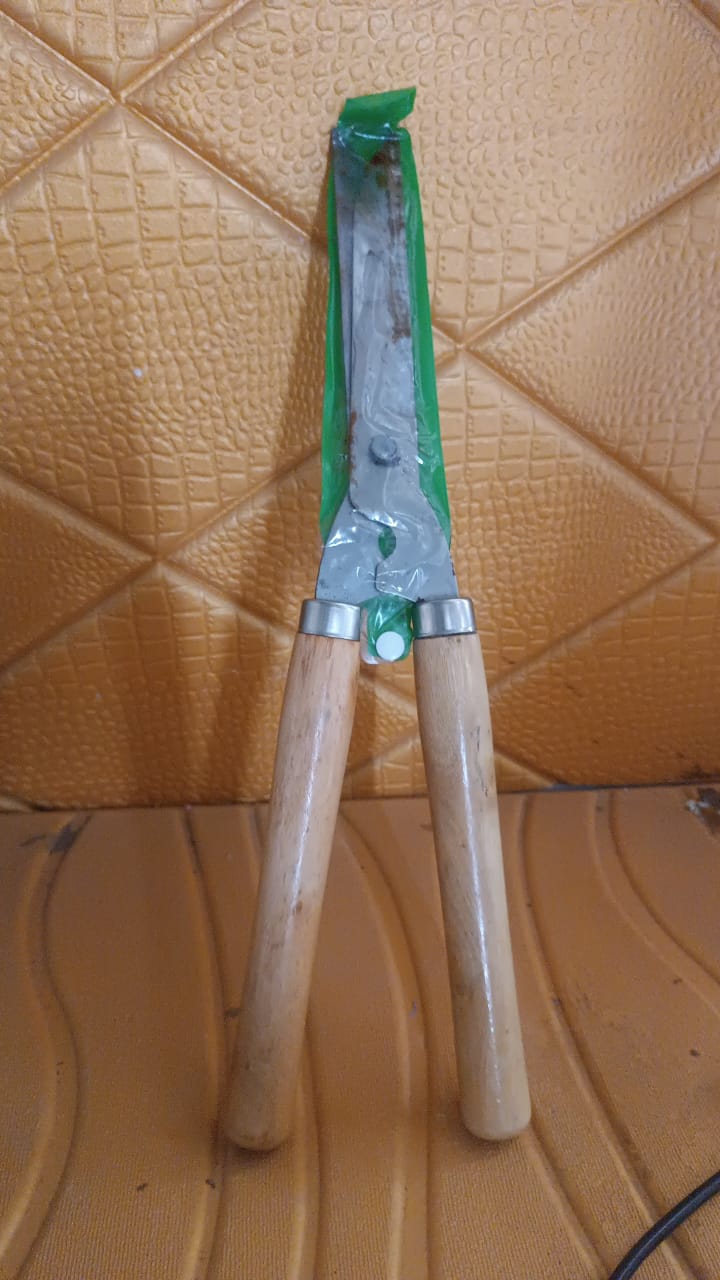 heavy-duty-b-grade-hedge-shear-with-wooden-handle