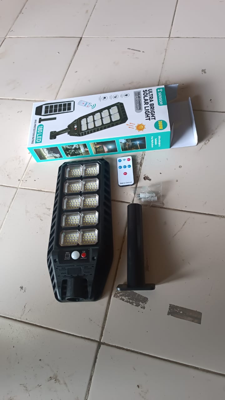 high-powered-solar-led-street-light-with-motion-sensor-remote-control