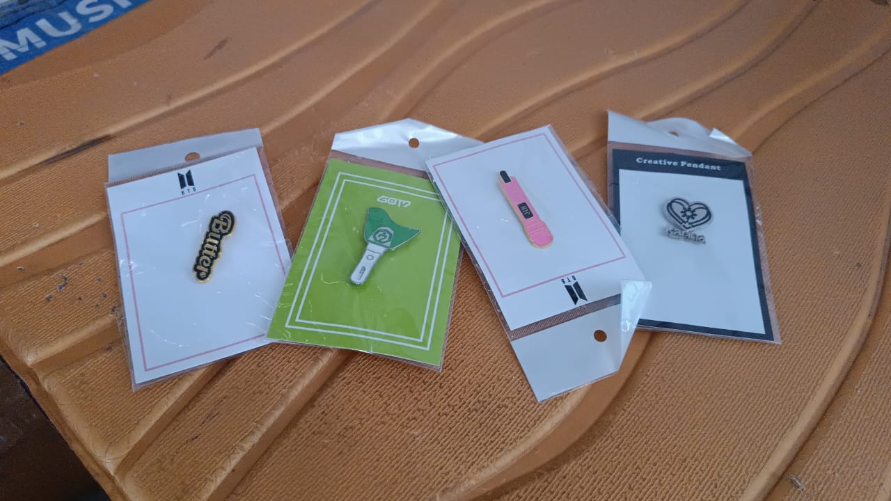 stylish-metal-badge-pin-single-piece-random-design